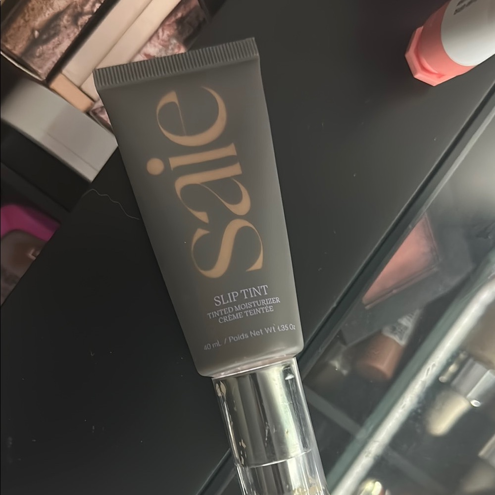 Saie Gray Foundation Lightweight Coverage